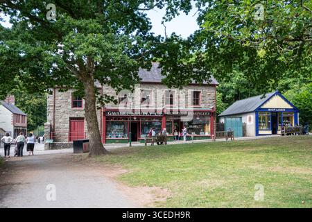 St Fagans National Museum of History, ein Freilichtmuseum in Südwales, Großbritannien, und eine beliebte Besucherattraktion. Blick auf wiederaufgebaute Geschäfte Stockfoto