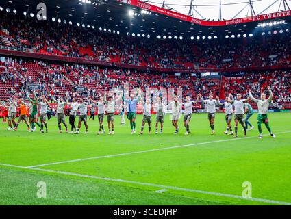 Enschede, Niederlande. August 2025. Das Team des PSV Eindhoven feiert das niederländische Eredivisie-Spiel zwischen dem FC Twente und dem PSV Eindhoven am 17. August 2025 in de Grolsch Veste in Enschede, Niederlande. (Quelle: Warz Brinkerhof/MTB-Foto/Alamy Live News) Stockfoto