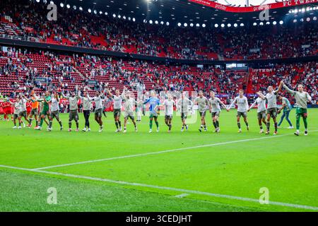 Enschede, Niederlande. August 2025. Das Team des PSV Eindhoven feiert das niederländische Eredivisie-Spiel zwischen dem FC Twente und dem PSV Eindhoven am 17. August 2025 in de Grolsch Veste in Enschede, Niederlande. (Quelle: Warz Brinkerhof/MTB-Foto/Alamy Live News) Stockfoto