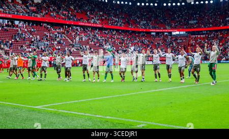 Enschede, Niederlande. August 2025. Das Team des PSV Eindhoven feiert das niederländische Eredivisie-Spiel zwischen dem FC Twente und dem PSV Eindhoven am 17. August 2025 in de Grolsch Veste in Enschede, Niederlande. (Quelle: Warz Brinkerhof/MTB-Foto/Alamy Live News) Stockfoto