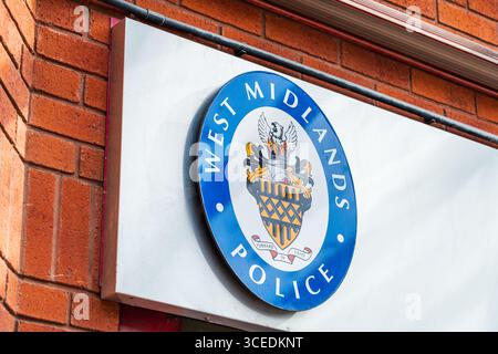 Wolverhampton, Großbritannien - 13. August 2025: Außenschild und Emblem der West Midlands Police Stockfoto