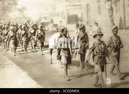 Die indische Infanterie ist auf dem Weg, die Briten an der Front in Nordfrankreich zu unterstützen, im 1. Weltkrieg Stockfoto