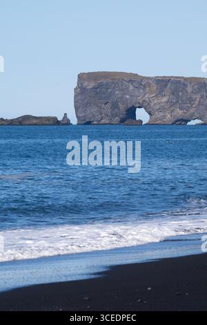 Island, Südisland, Vik, Dyrholaey-Halbinsel. Blick auf den Strand von Dyrholaey Arch. Stockfoto