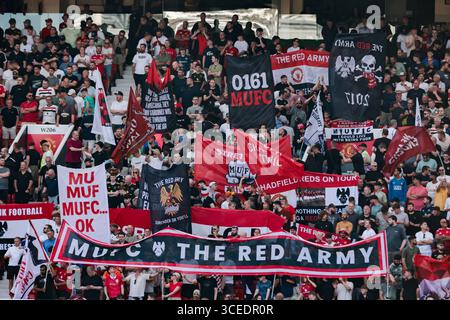 Manchester, Großbritannien. August 2025. Fans von Manchester United halten Fahnen und Schilder vor dem Premier League-Spiel Manchester United gegen Arsenal in Old Trafford, Manchester, Vereinigtes Königreich, 17. August 2025 (Foto: Mark Cosgrove/News Images) Credit: News Images LTD/Alamy Live News Stockfoto