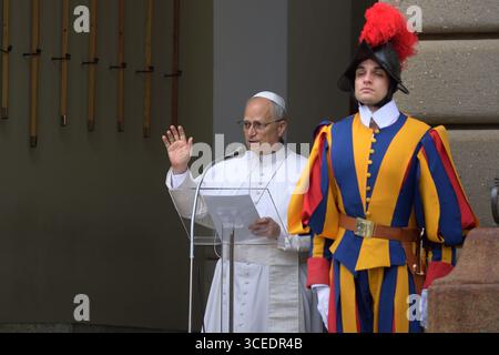 ROM, ITALIEN - 16. AUGUST: Papst Leo XIV. Beim Angelusgebet vor seiner Sommerresidenz in Castel Gandolfo, 16. August 2025 Stockfoto