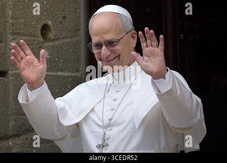 ROM, ITALIEN - 16. AUGUST: Papst Leo XIV. Beim Angelusgebet vor seiner Sommerresidenz in Castel Gandolfo, 16. August 2025 Stockfoto