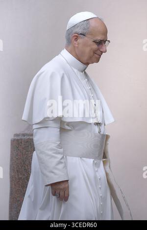 ROM, ITALIEN - 16. AUGUST: Papst Leo XIV. Beim Angelusgebet vor seiner Sommerresidenz in Castel Gandolfo, 16. August 2025 Stockfoto