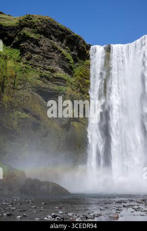 Island, Südisland, Vik. Skógafoss, einer der größten Wasserfälle in Island, mit einer Fallhöhe von 60 Metern. Stockfoto