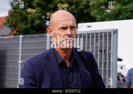 Assistenztrainer Marcel Keizer von Ajax sieht sich beim niederländischen Eredivisie-Spiel zwischen Go Ahead Eagles und AFC Ajax am 17. August 2025 in de Adelaarshorst in Deventer, Niederlande, an. (Foto: Marcel ter Bals/MTB-Photo/Alamy Live News) Stockfoto