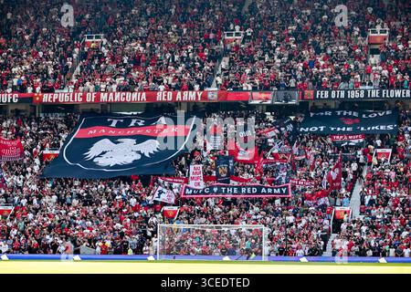 Manchester, Großbritannien. August 2025. Fans von Manchester United halten Fahnen und Schilder vor dem Premier League-Spiel Manchester United gegen Arsenal in Old Trafford, Manchester, Vereinigtes Königreich, 17. August 2025 (Foto: Mark Cosgrove/News Images) in Manchester, Vereinigtes Königreich am 17. August 2025. (Foto: Mark Cosgrove/News Images/SIPA USA) Credit: SIPA USA/Alamy Live News Stockfoto