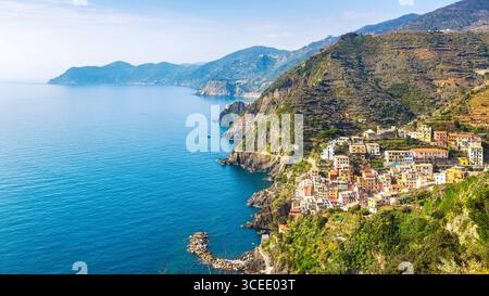 Das Dorf Riomaggiore und die Küste aus der Vogelperspektive. Nationalpark Cinque Terre, Region Ligurien, Italien, Europa. Stockfoto
