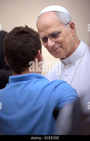 ROM, ITALIEN - 16. AUGUST: Papst Leo XIV. Beim Angelusgebet vor seiner Sommerresidenz in Castel Gandolfo, 16. August 2025 Stockfoto