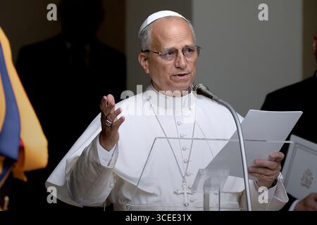 ROM, ITALIEN - 16. AUGUST: Papst Leo XIV. Beim Angelusgebet vor seiner Sommerresidenz in Castel Gandolfo, 16. August 2025 Stockfoto
