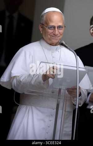 ROM, ITALIEN - 16. AUGUST: Papst Leo XIV. Beim Angelusgebet vor seiner Sommerresidenz in Castel Gandolfo, 16. August 2025 Stockfoto
