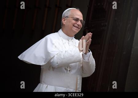 ROM, ITALIEN - 16. AUGUST: Papst Leo XIV. Beim Angelusgebet vor seiner Sommerresidenz in Castel Gandolfo, 16. August 2025 Stockfoto