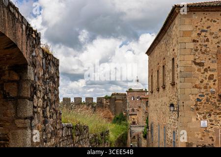 Cáceres, Spanien - 13. April 2025: Altstadt von Cáceres Stockfoto