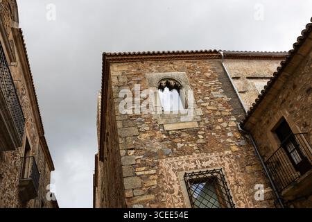 Cáceres, Spanien - 13. April 2025: Altstadt von Cáceres Stockfoto