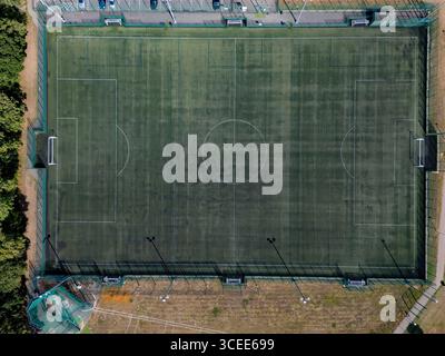 Ein Blick aus der Vogelperspektive direkt über einem 4G-Fußballplatz in Chelmsford, Essex, Großbritannien Stockfoto