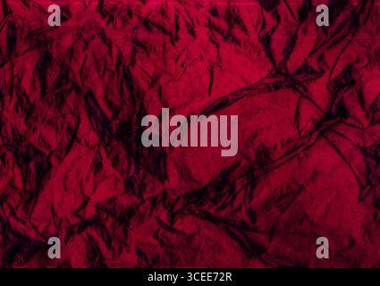 Hintergrund aus zerknittertem Papier. Zerknitterte Textur. Rotes gefaltetes Scrapbook-Papier. Schmutziges Blechmaterial, abstrakte Unschärfe. Stockfoto