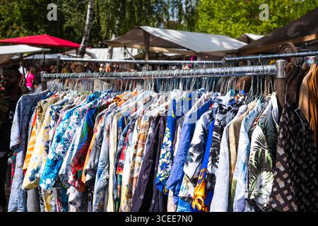 Second Hand Kleidung, farbenfrohe Vintage Kleidung auf dem Mode Flohmarkt Stockfoto
