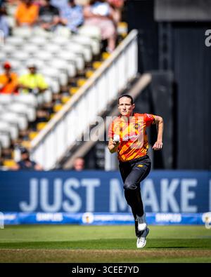 Birmingham, Großbritannien. August 2025. Birmingham, England, 17. August 2025: Megan Schutt von Birmingham Phoenix Bowls während des Hundert Gruppenspiels zwischen Birmingham Phoenix Women und London Spirit Women im Edgbaston Stadium, Birmingham, England (Unnati Naidu/SPP) Credit: SPP Sport Press Photo. /Alamy Live News Stockfoto