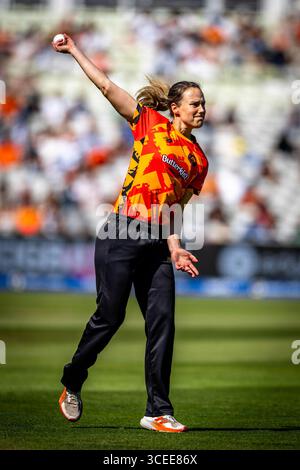 Birmingham, Großbritannien. August 2025. Birmingham, England, 17. August 2025: Ellyse Perry von Birmingham Phoenix Bowls während des Hundert Gruppenspiels zwischen Birmingham Phoenix Women und London Spirit Women im Edgbaston Stadium, Birmingham, England (Unnati Naidu/SPP) Credit: SPP Sport Press Photo. /Alamy Live News Stockfoto