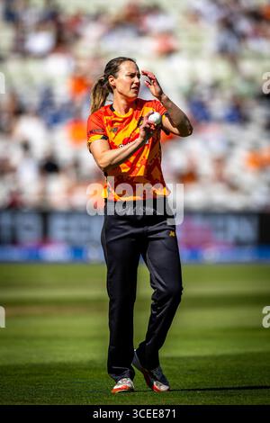Birmingham, Großbritannien. August 2025. Birmingham, England, 17. August 2025: Ellyse Perry von Birmingham Phoenix Bowls während des Hundert Gruppenspiels zwischen Birmingham Phoenix Women und London Spirit Women im Edgbaston Stadium, Birmingham, England (Unnati Naidu/SPP) Credit: SPP Sport Press Photo. /Alamy Live News Stockfoto