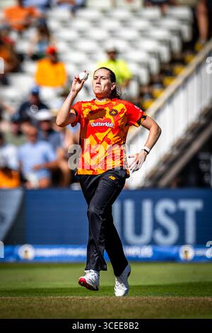 Birmingham, Großbritannien. August 2025. Birmingham, England, 17. August 2025: EM Arlott of Birmingham Phoenix Bowls während des Hundert Gruppenspiels zwischen Birmingham Phoenix Women und London Spirit Women im Edgbaston Stadium, Birmingham, England (Unnati Naidu/SPP) Credit: SPP Sport Press Photo. /Alamy Live News Stockfoto