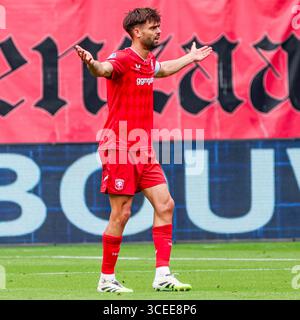 Enschede, Niederlande. August 2025. Robin Pröpper vom FC Twente Gesten während des niederländischen Eredivisie-Spiels zwischen dem FC Twente und dem PSV Eindhoven in de Grolsch Veste am 17. August 2025 in Enschede, Niederlande. (Quelle: Warz Brinkerhof/MTB-Foto/Alamy Live News) Stockfoto