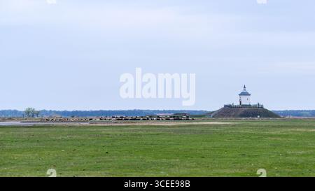 HORTOBAGY, UNGARN 23. APRIL 2022 unter hellem Himmel entfaltet sich Eine Pastoralszene, eine kleine weiße Kapelle, die auf einem grasbewachsenen Hügel thront. Der Vordergrund wird angezeigt Stockfoto