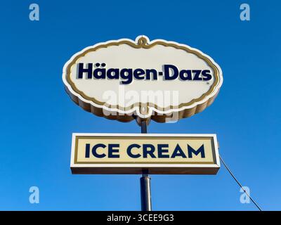 West Yellowstone, Montana, USA - 30. Mai 2025: Schild vor einer Filiale der Eisdiele Haagan-Dazs in der kleinen Stadt West Yellowstone Stockfoto