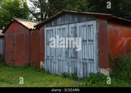 Alte Metallgaragen mit verwitterten Holztüren und rustikalem Charme Stockfoto