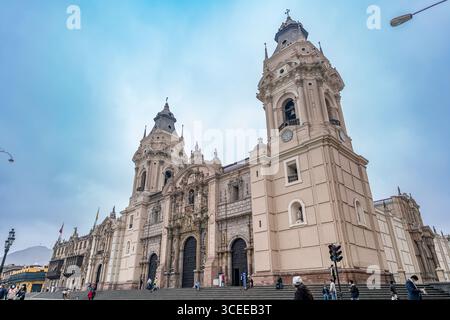 Lima, Peru, 01. Oktober 2021: Abgewinkelter Blick auf die Kathedrale von Lima mit Stadtaktivität Stockfoto
