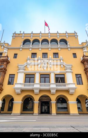 Vertikaler Frontalblick auf das Club de la Unión Gebäude in Lima, Peru Stockfoto