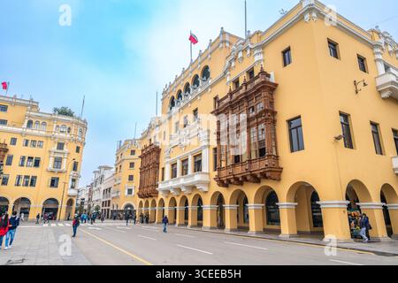Kolonialgebäude mit Holzbalkonen in Plaza Mayor, Lima, Peru Stockfoto