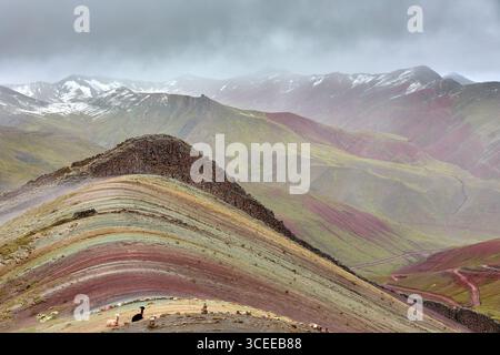 Der Palccoyo Rainbow Mountain entfaltet sich in atemberaubenden Farbschichten, einem versteckten Juwel in den peruanischen Anden. Im Gegensatz zu seinen berühmten Geschwistern, dieses heitere Wunder Stockfoto