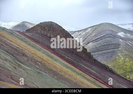 Der Palccoyo Rainbow Mountain entfaltet sich in atemberaubenden Farbschichten, einem versteckten Juwel in den peruanischen Anden. Im Gegensatz zu seinen berühmten Geschwistern, dieses heitere Wunder. Stockfoto