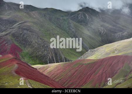 Der Palccoyo Rainbow Mountain entfaltet sich in atemberaubenden Farbschichten, einem versteckten Juwel in den peruanischen Anden. Im Gegensatz zu seinen berühmten Geschwistern, dieses heitere Wunder. Stockfoto