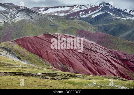 Der Palccoyo Rainbow Mountain entfaltet sich in atemberaubenden Farbschichten, einem versteckten Juwel in den peruanischen Anden. Im Gegensatz zu seinen berühmten Geschwistern, dieses heitere Wunder. Stockfoto