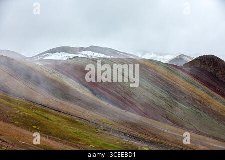 Der Palccoyo Rainbow Mountain entfaltet sich in atemberaubenden Farbschichten, einem versteckten Juwel in den peruanischen Anden. Im Gegensatz zu seinen berühmten Geschwistern, dieses heitere Wunder. Stockfoto