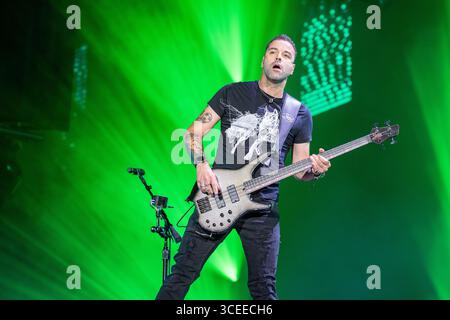 20. Juni 2025: Chris Wolstenholme von Muse tritt beim Hellfest Open Air Festival in Clisson auf Stockfoto