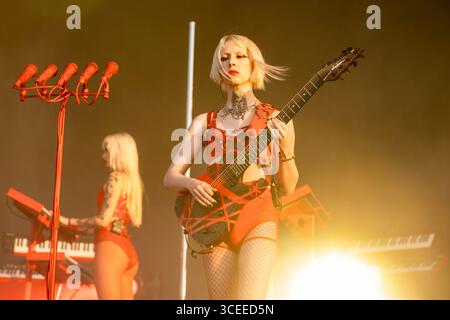 19. Juni 2025: Dani Sophia, Gitarrist von Rammsteins Till Lindemann, tritt beim Hellfest Open Air Festival in Clisson auf Stockfoto