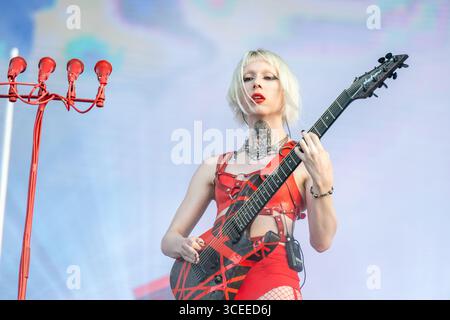 19. Juni 2025: Dani Sophia, Gitarrist von Rammsteins Till Lindemann, tritt beim Hellfest Open Air Festival in Clisson auf Stockfoto