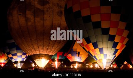 Beleuchtete Heißluftballons beim Night Festival Stockfoto