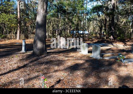 Das Grab des berühmten Autors Pat Conroy befindet sich in den Saint Helena Memorial Gardens am Ernest Drive auf Saint Helena Island, South Carolina. Stockfoto