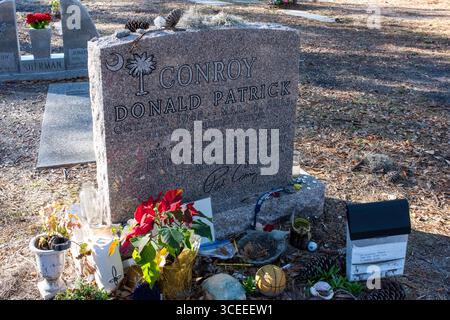Das Grab des berühmten Autors Pat Conroy befindet sich in den Saint Helena Memorial Gardens am Ernest Drive auf Saint Helena Island, South Carolina. Stockfoto