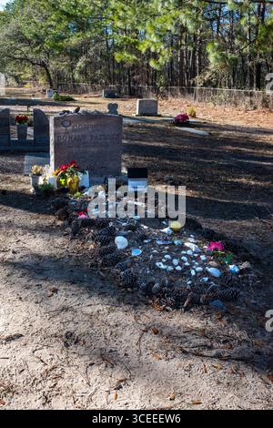 Das Grab des berühmten Autors Pat Conroy befindet sich in den Saint Helena Memorial Gardens am Ernest Drive auf Saint Helena Island, South Carolina. Stockfoto
