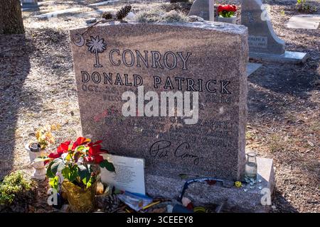 Das Grab des berühmten Autors Pat Conroy befindet sich in den Saint Helena Memorial Gardens am Ernest Drive auf Saint Helena Island, South Carolina. Stockfoto