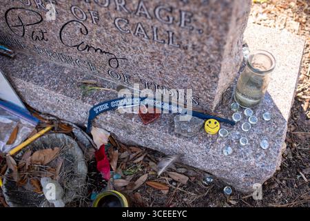 Das Grab des berühmten Autors Pat Conroy befindet sich in den Saint Helena Memorial Gardens am Ernest Drive auf Saint Helena Island, South Carolina. Stockfoto