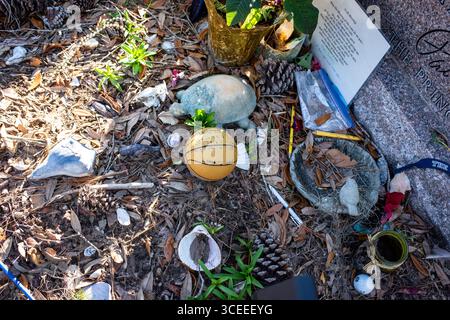 Das Grab des berühmten Autors Pat Conroy befindet sich in den Saint Helena Memorial Gardens am Ernest Drive auf Saint Helena Island, South Carolina. Stockfoto